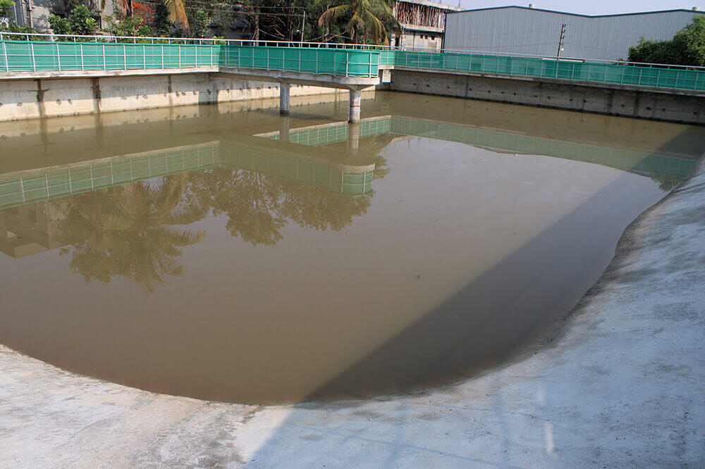 雨水を貯留する池